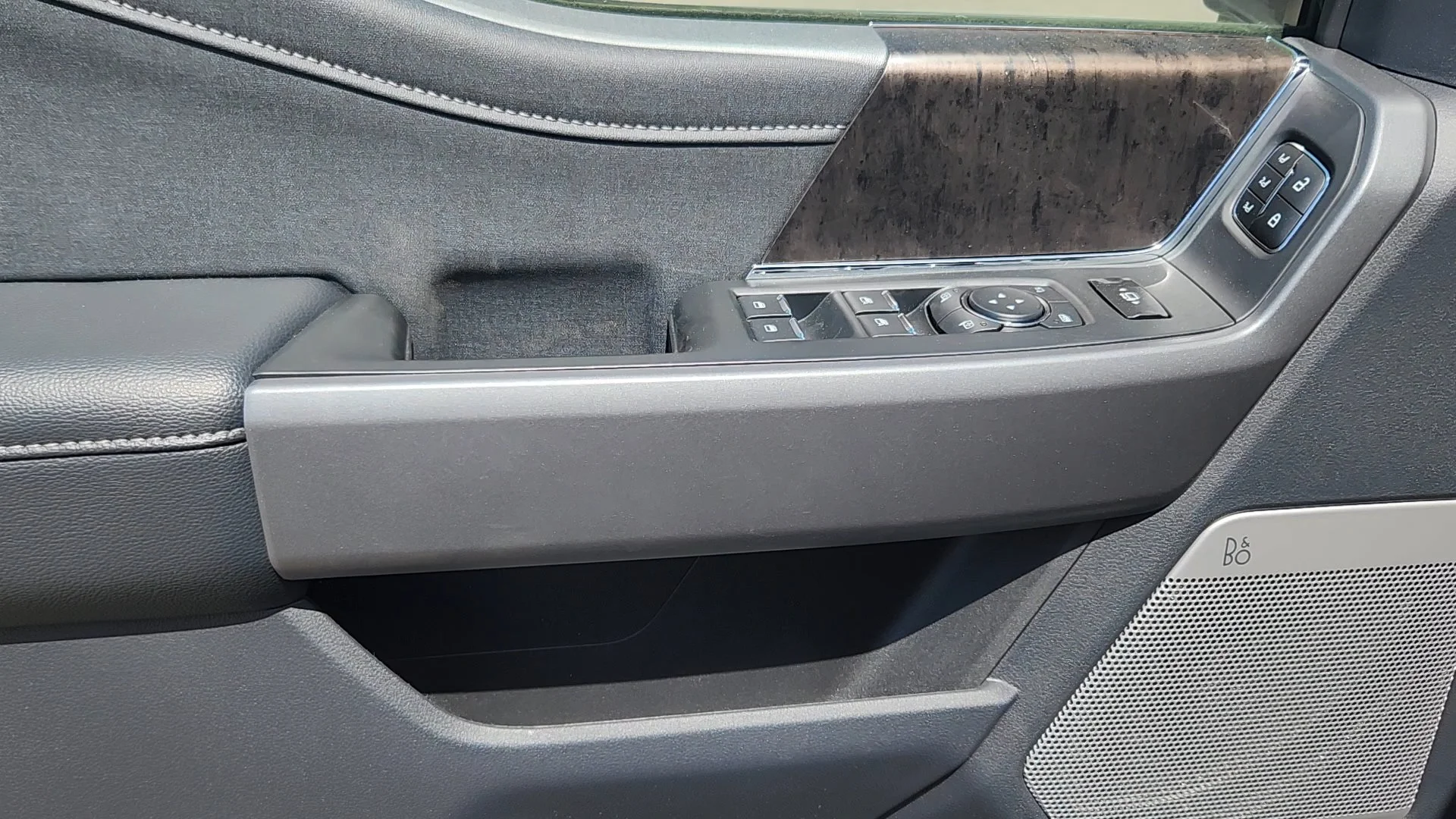 New 2026 Carbonized Gray Metallic Ford LARIAT image 29
