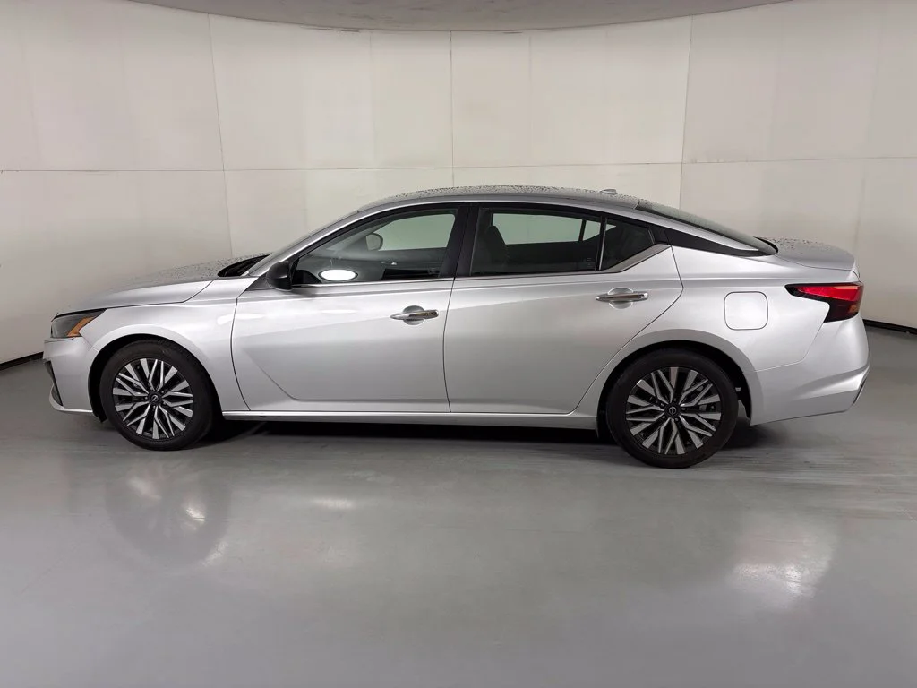 Used 2024 Silver Nissan 2.5 SV image 5