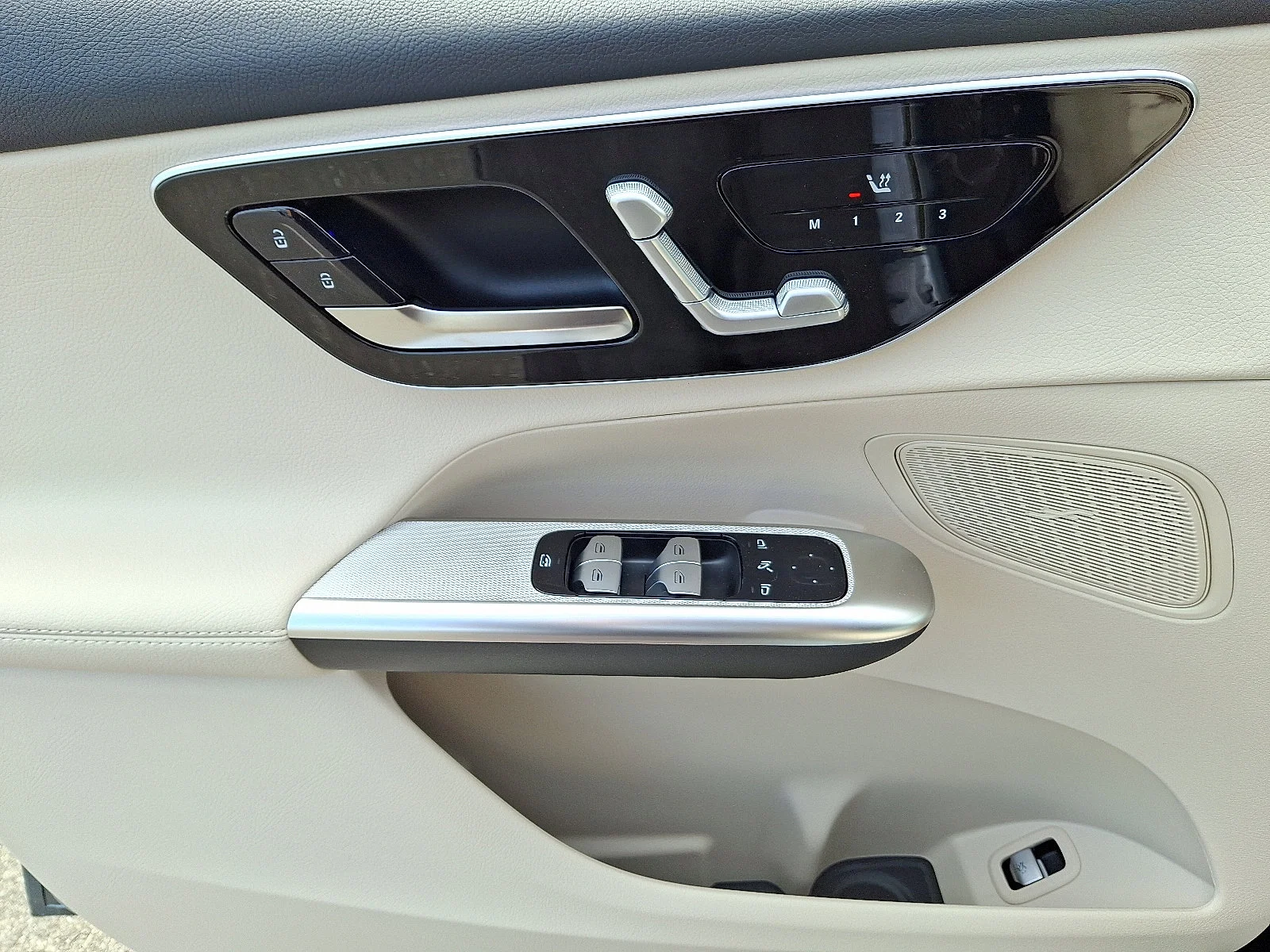 New 2026 Verde Silver Metallic Mercedes-Benz GLC 300 image 7