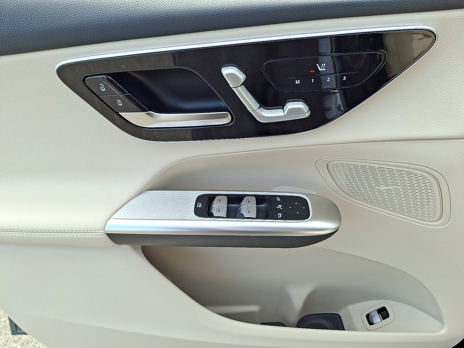 New 2026 Verde Silver Metallic Mercedes-Benz GLC 300 image 7