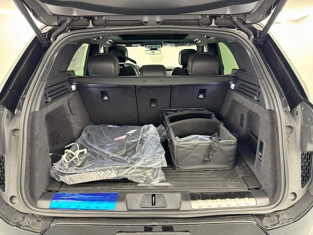 New 2027 Santorini Black Land Rover Dynamic SE image 28