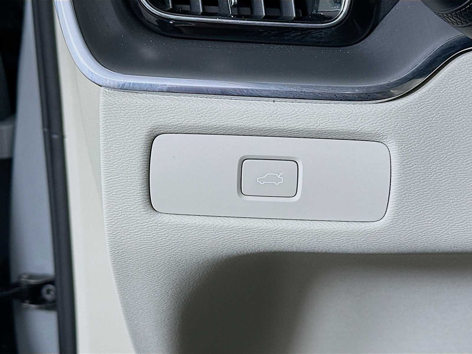Certified Used 2024 Vapour Grey Volvo Core image 10