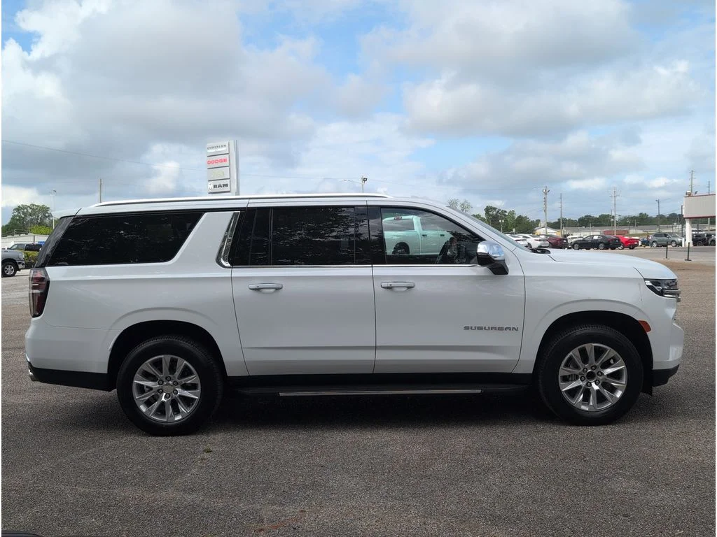 Used 2023 WHITE Chevrolet 2WD 4dr Premier image 6