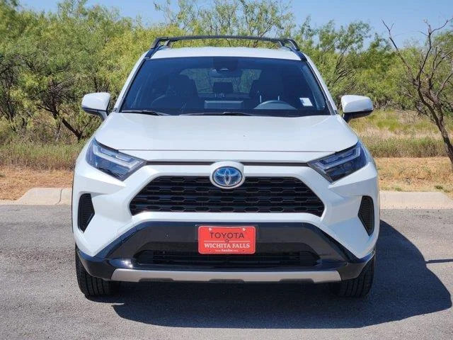 Used 2024 Wind Chill Pear Toyota SE image 2