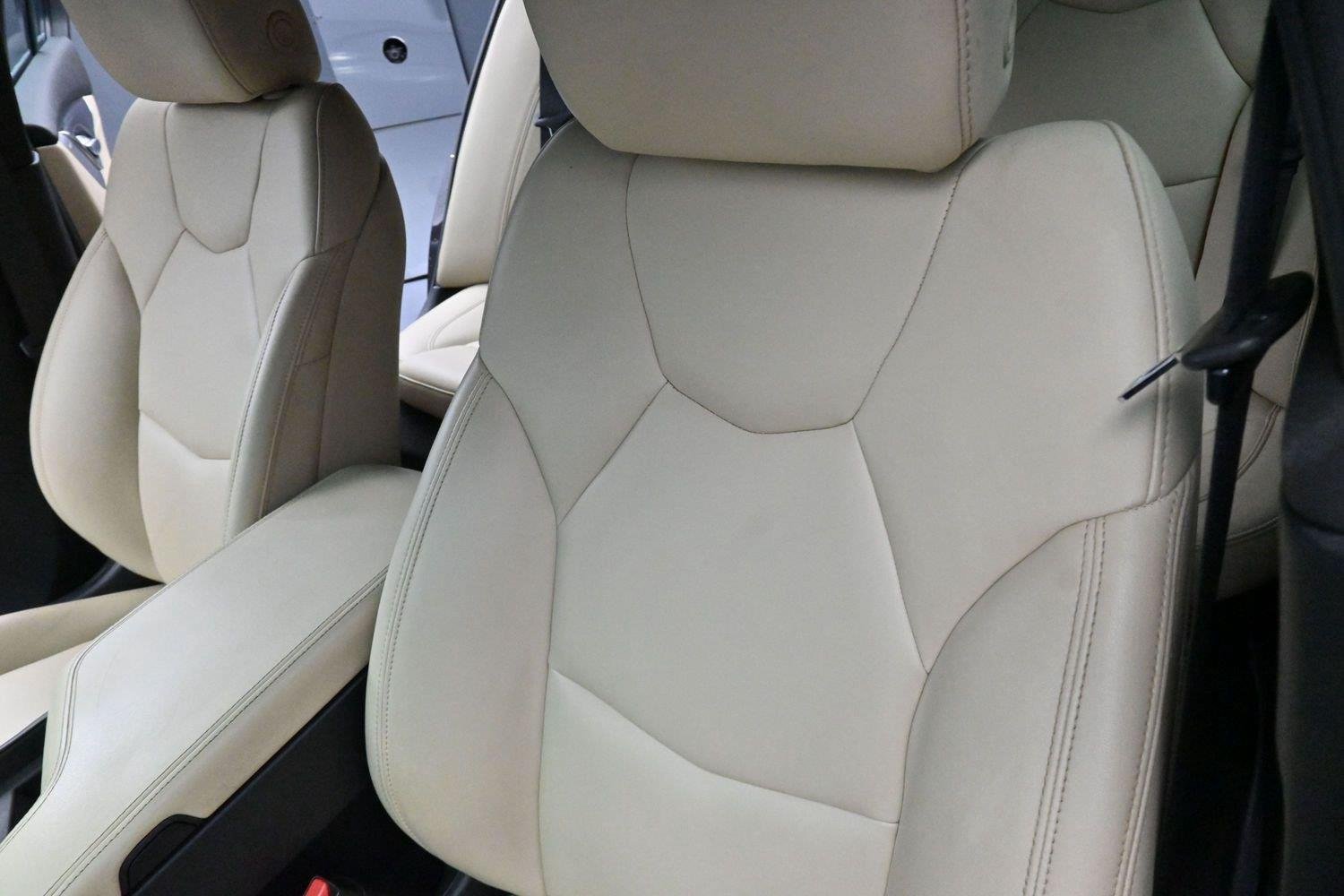 Used 2020 GARNET METALLIC Cadillac Luxury image 15