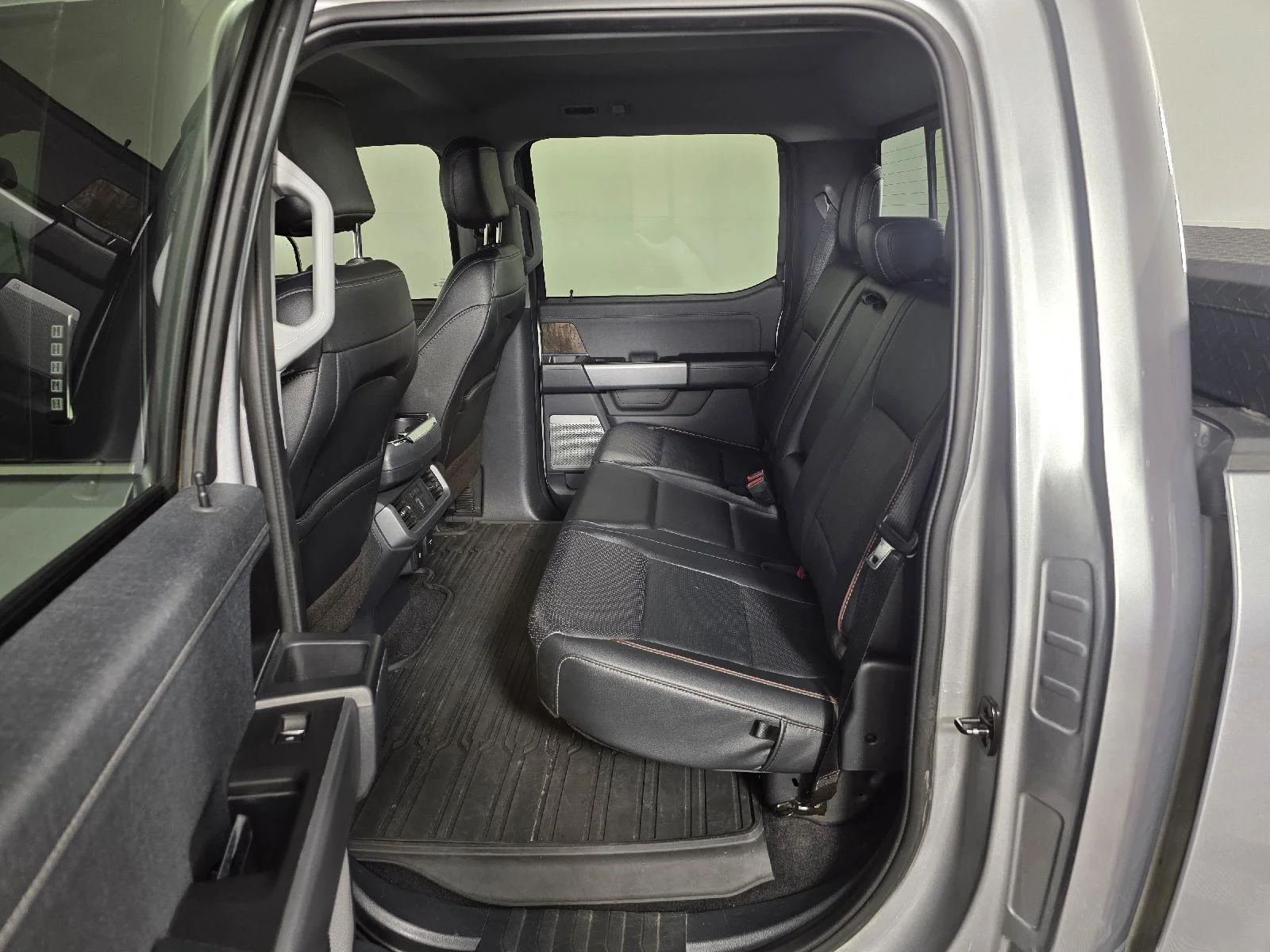 Used 2022  Ford LARIAT image 16