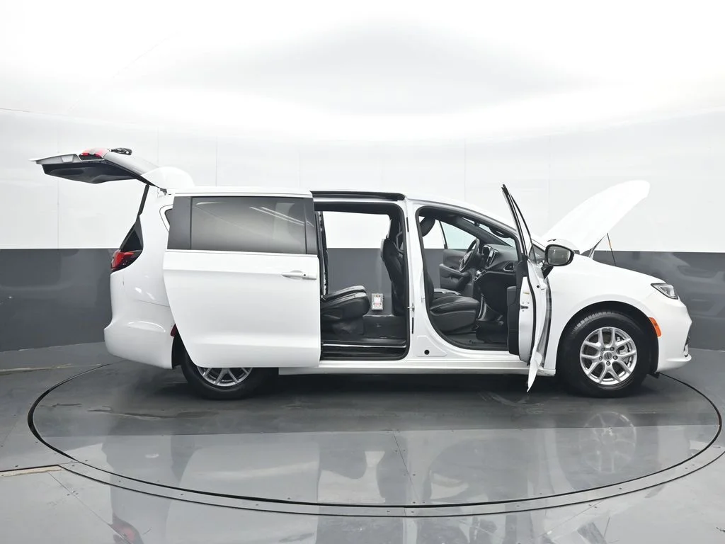 Used 2025 White Chrysler Select image 36