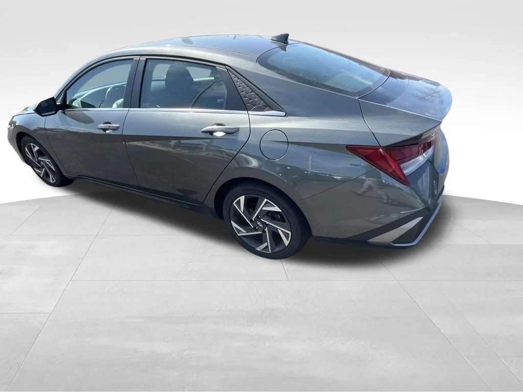 Used 2025 Gray Hyundai SEL Convenience image 25
