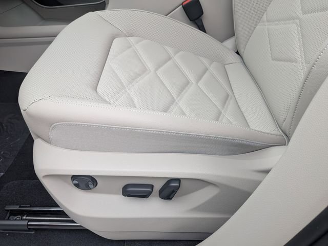 New 2026 Black Volkswagen 2.0T SE w/Technology image 21