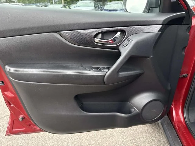 Used 2015 Red Nissan SL image 24