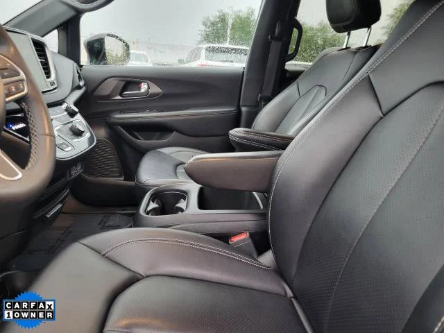 Used 2025 White Chrysler Select image 20