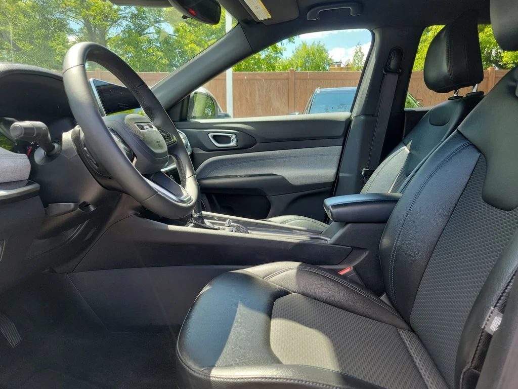 Used 2024 Silver Jeep Latitude image 19