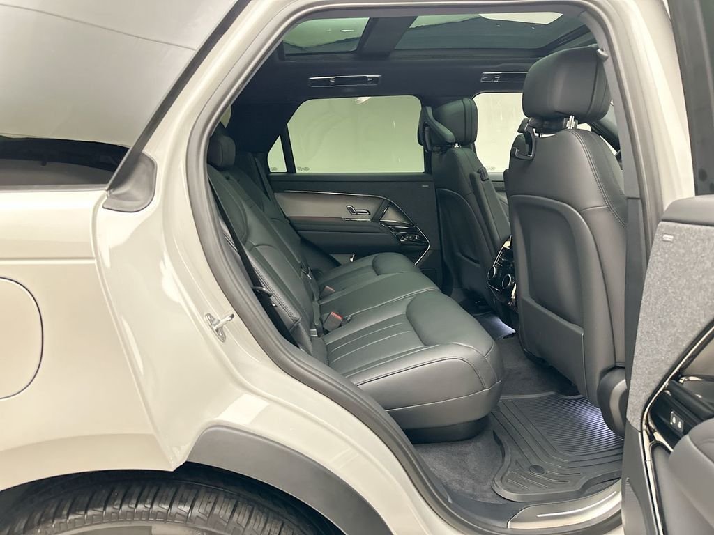 New 2026 Borasco Grey Land Rover SE image 7