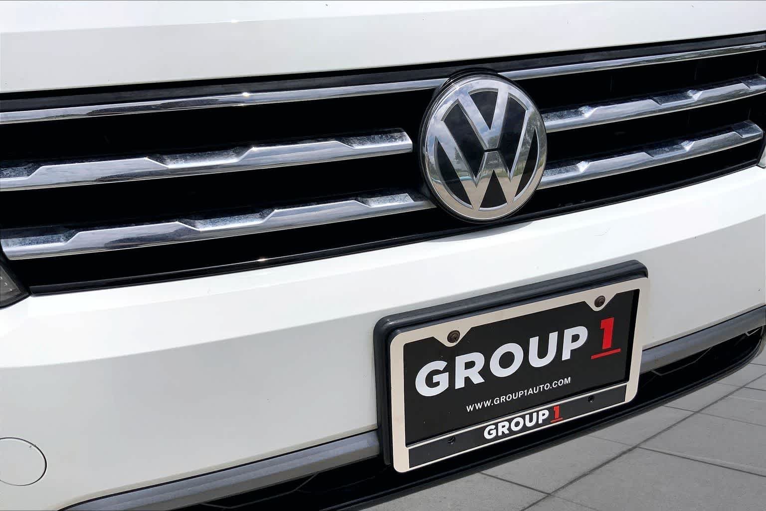 Used 2018 Pure White Volkswagen SE image 29