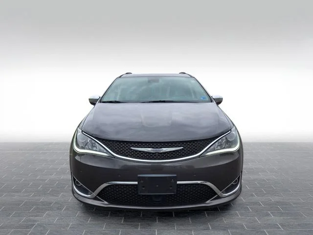 Used 2017 Gray Chrysler Limited image 2