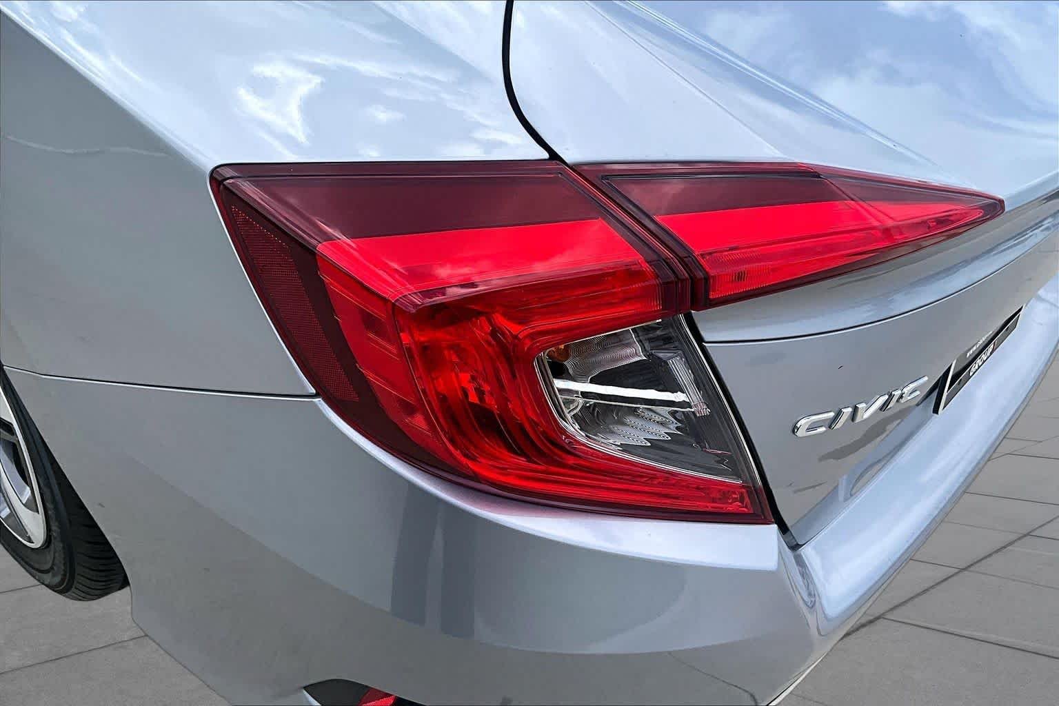 Used 2019 Lunar Silver Metallic Honda LX image 27