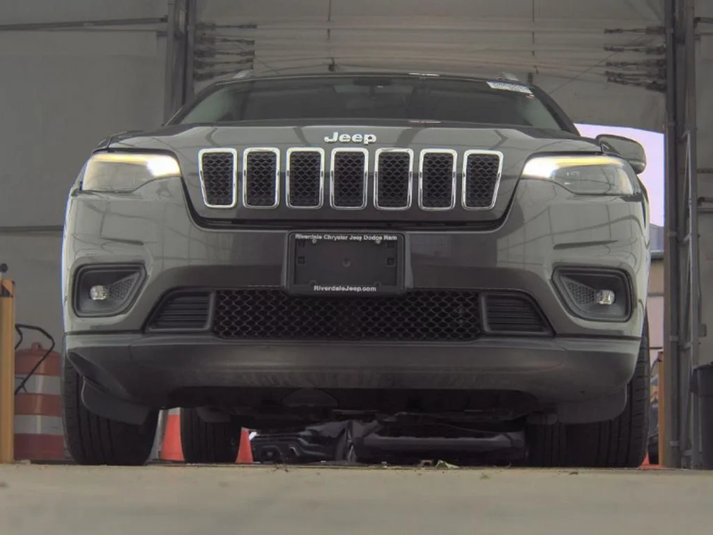 Used 2019 Gray Jeep Latitude Plus image 3