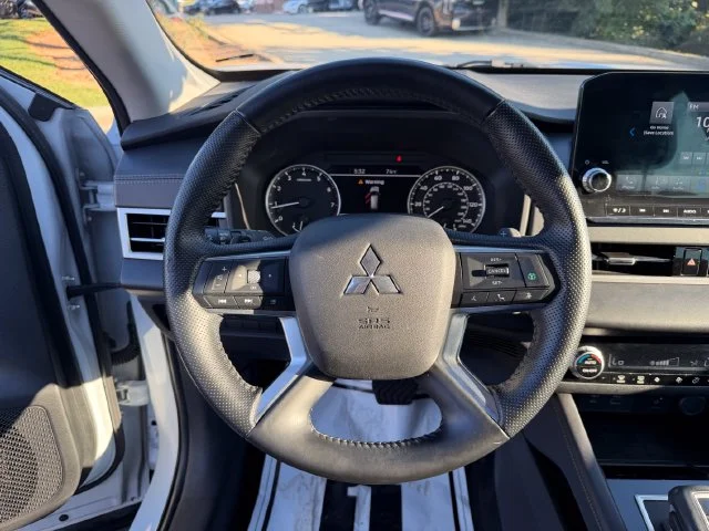 Used 2023 White Diamond Mitsubishi SE image 19