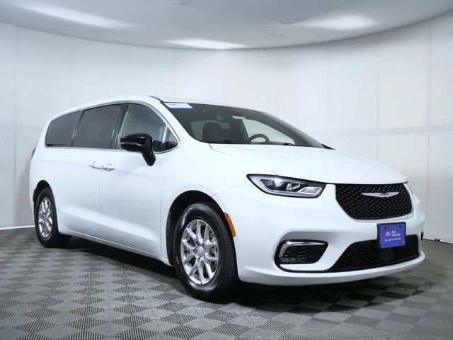 2025 Chrysler Pacifica Select's photo