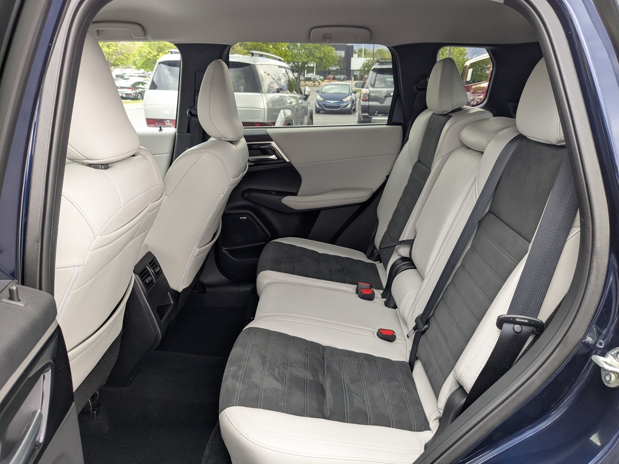 Used 2025 Silver Mitsubishi SE image 27