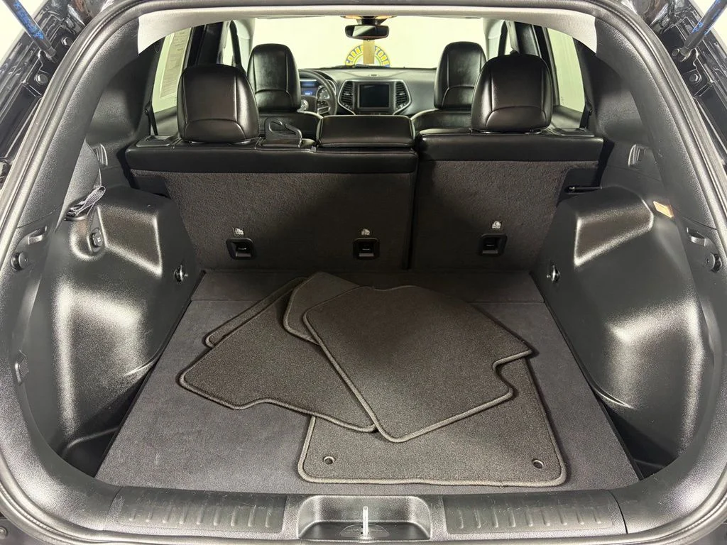 Used 2022 Black Jeep Latitude Lux image 23