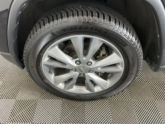 Used 2013 Brilliant Black Crystal Pearl Jeep Laredo image 31