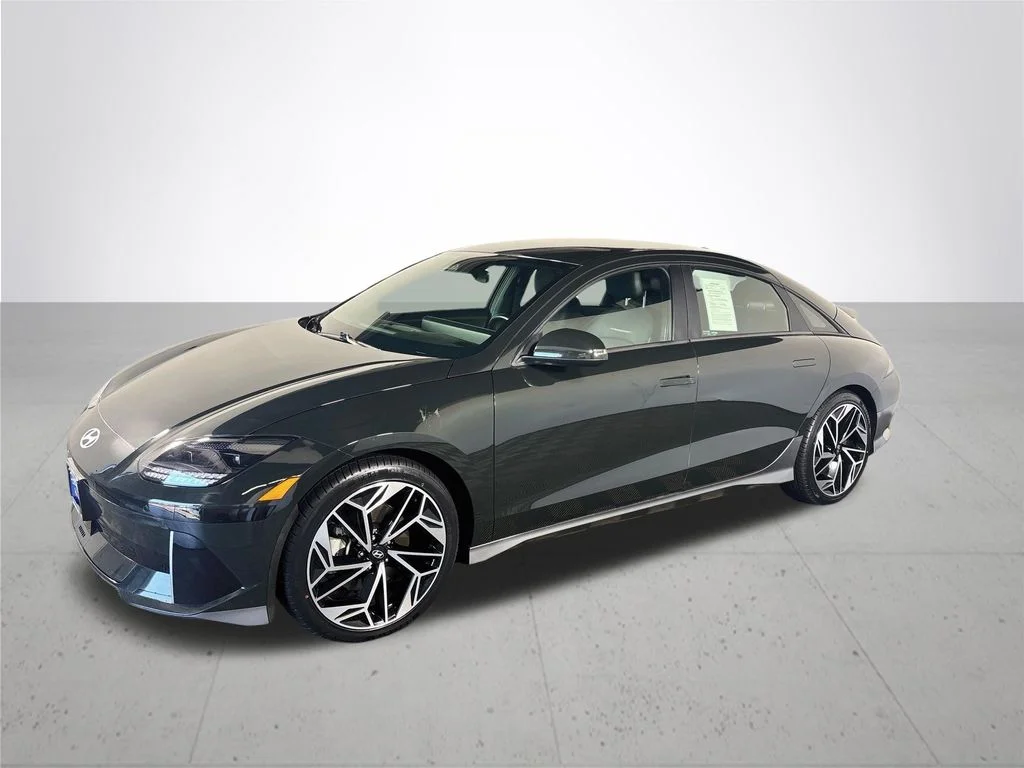 Used 2023 Green Hyundai SEL image 2