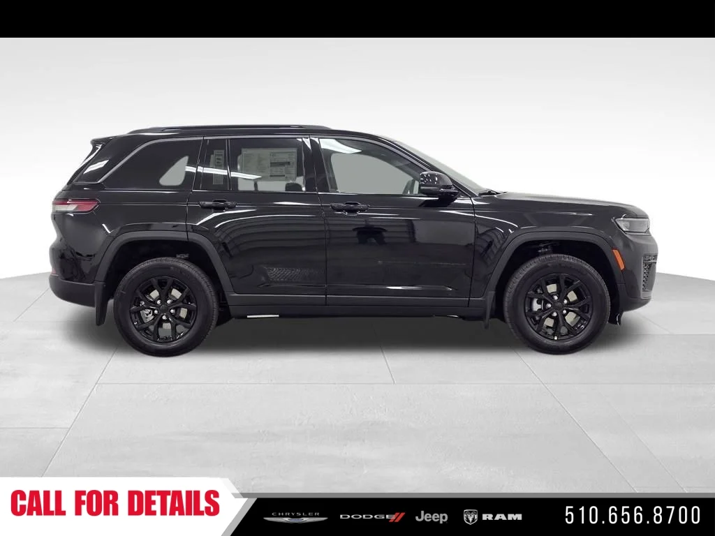 New 2026 Diamond Black Crystal Pearl-Coat Exterior Paint Jeep Altitude image 4