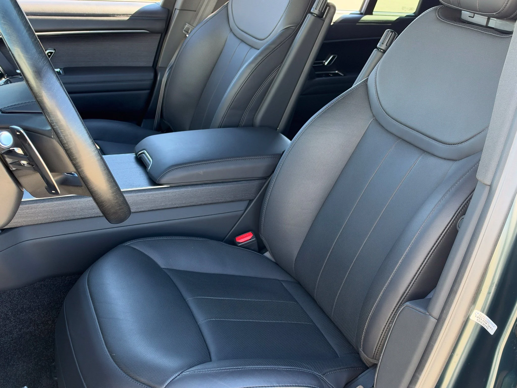 Used 2025 Green Land Rover SE image 4