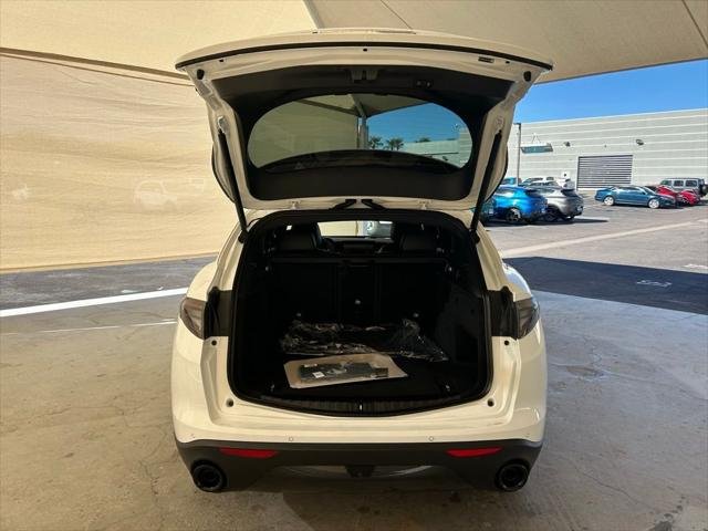 New 2025 Milano White Exterior Paint Alfa Romeo  image 21
