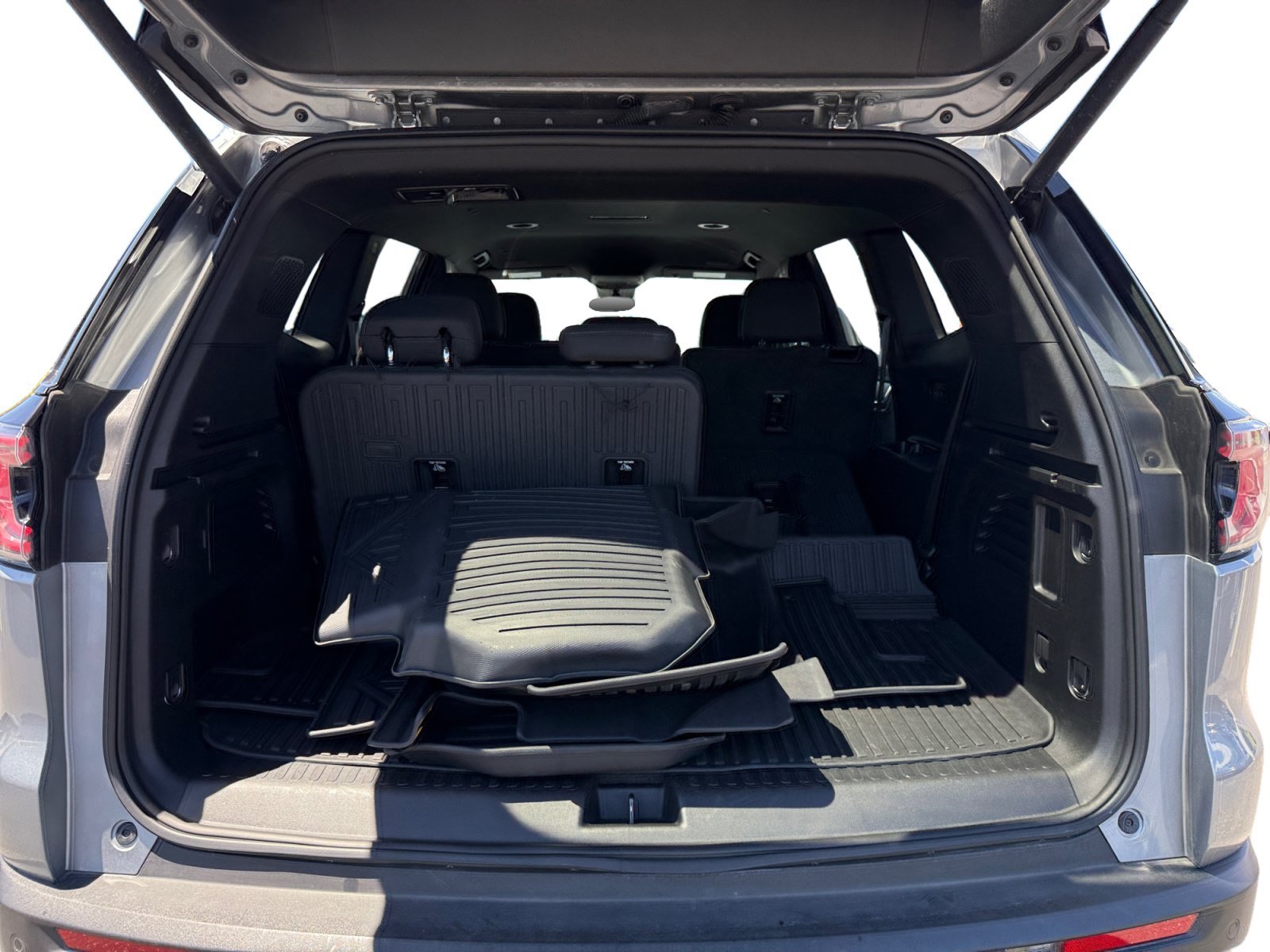Used 2025 Sterling Metallic GMC Elevation image 17