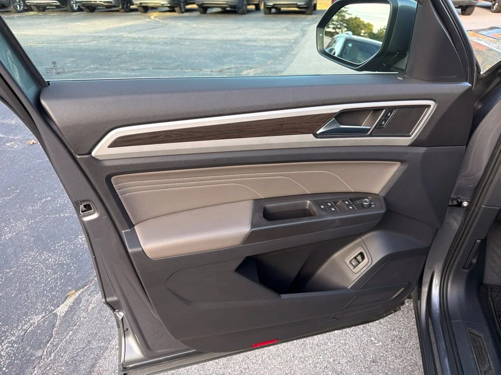 Used 2022 Gray Volkswagen 3.6L V6 SE w/Technology image 10