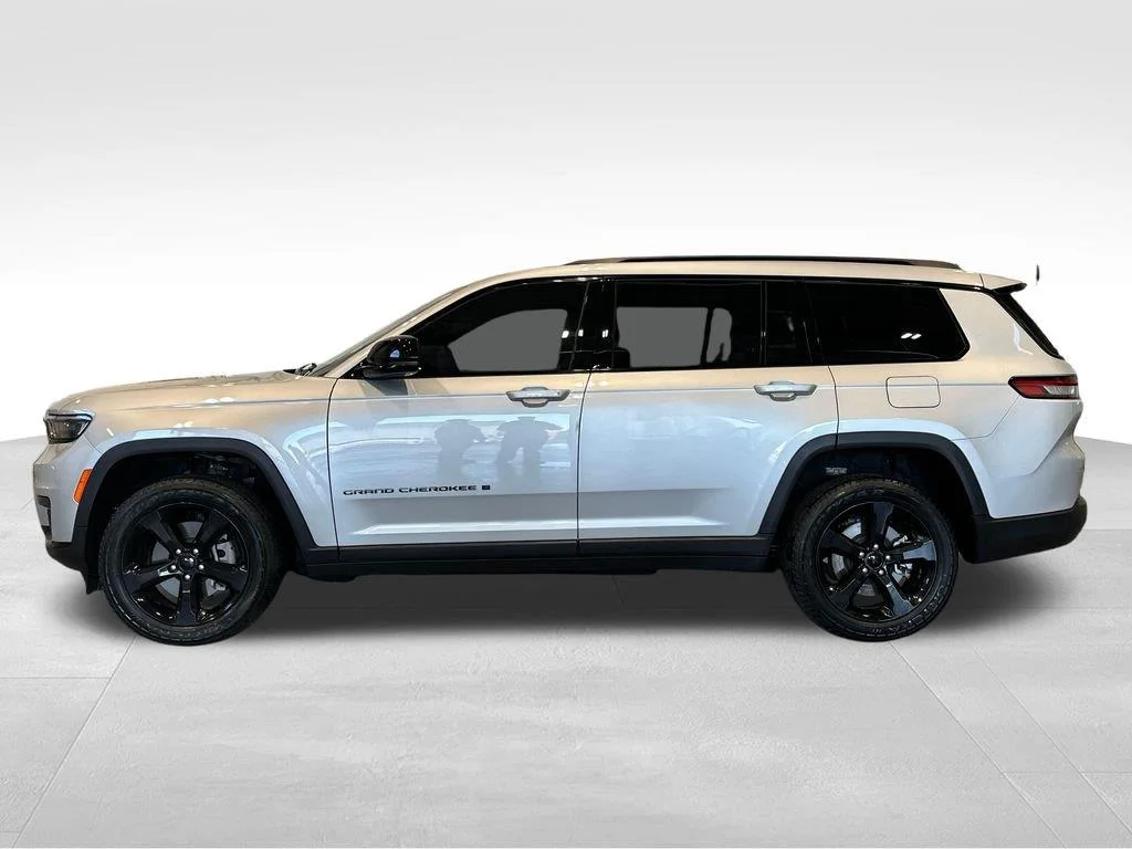 Used 2023 Silver Zynith Jeep Altitude image 4