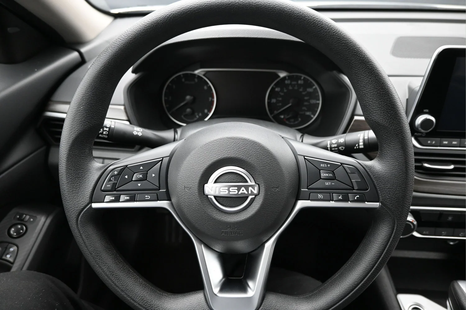 Used 2025 White Nissan 2.5 SV image 9