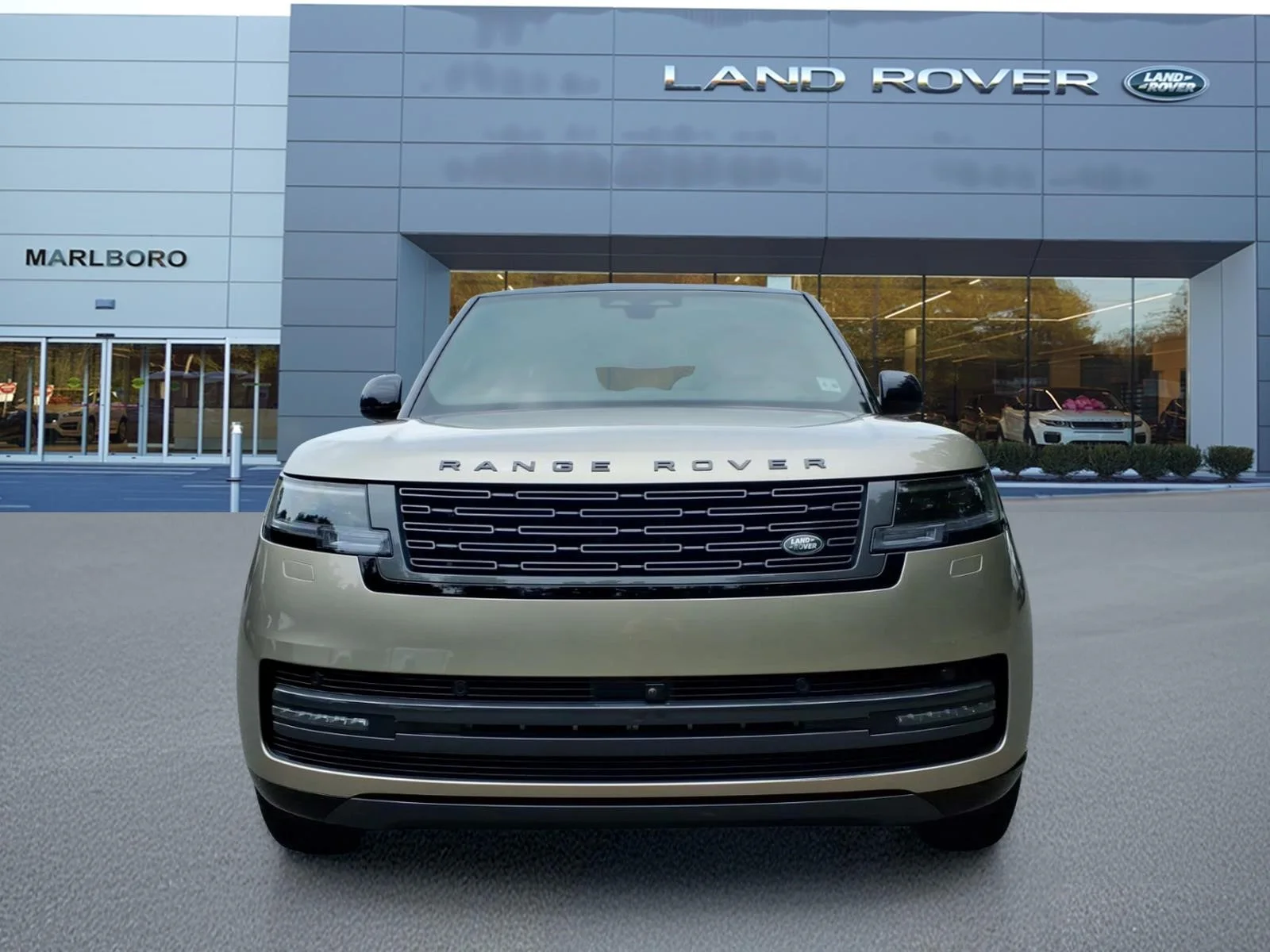 Used 2025 Batumi Gold Premium Metallic 1dm Land Rover SE LWB image 8