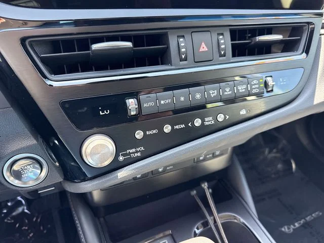 2025 Lexus ES 350 - Photo 19