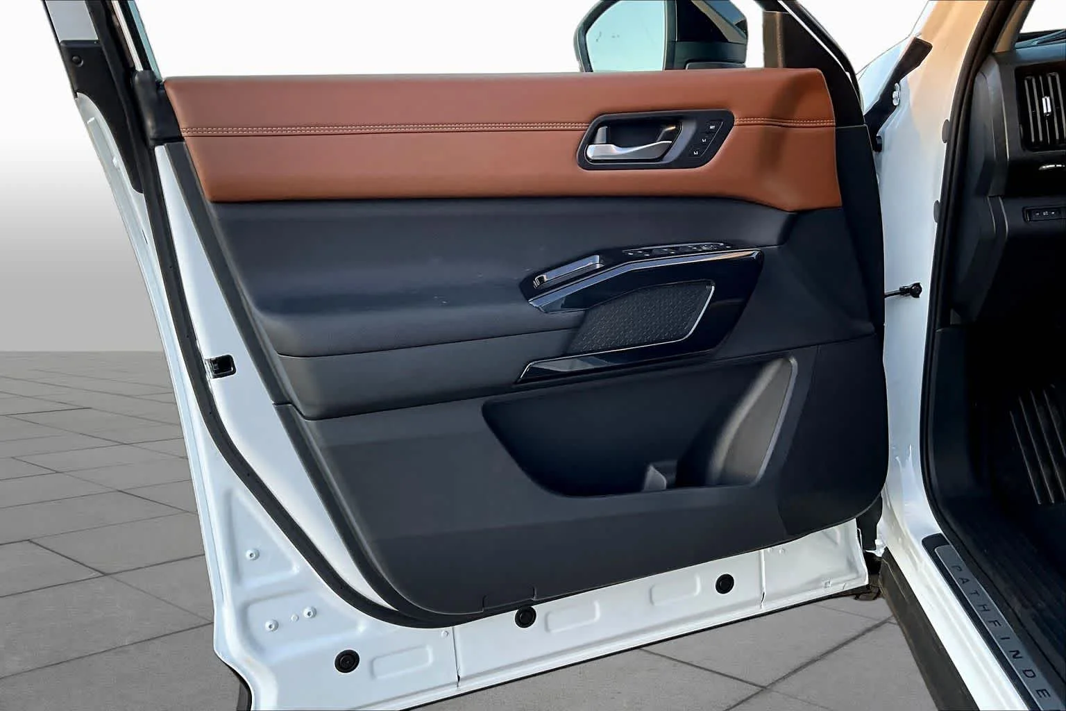 New 2026 Everest White Pearl Tricoat Nissan Platinum image 10