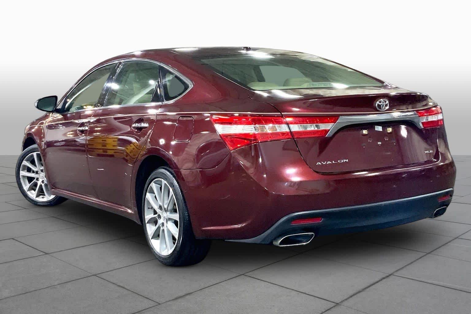 Used 2015 Ooh La La Rouge Mica Toyota XLE Touring image 12