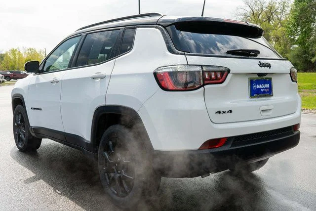 Used 2023 White Jeep Latitude image 8