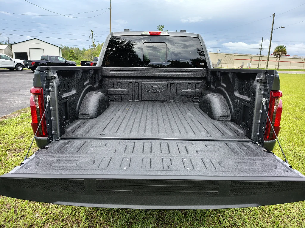 New 2026 Carbonized Gray Metallic Ford XLT image 5