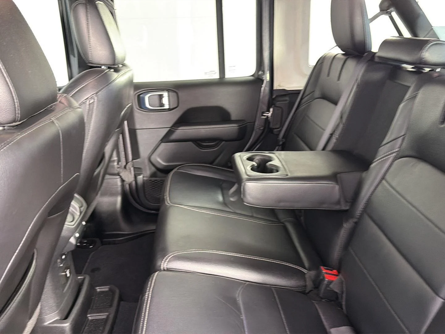 Used 2022 Granite Crystal Metallic Clearcoat Jeep Unlimited Sahara image 22