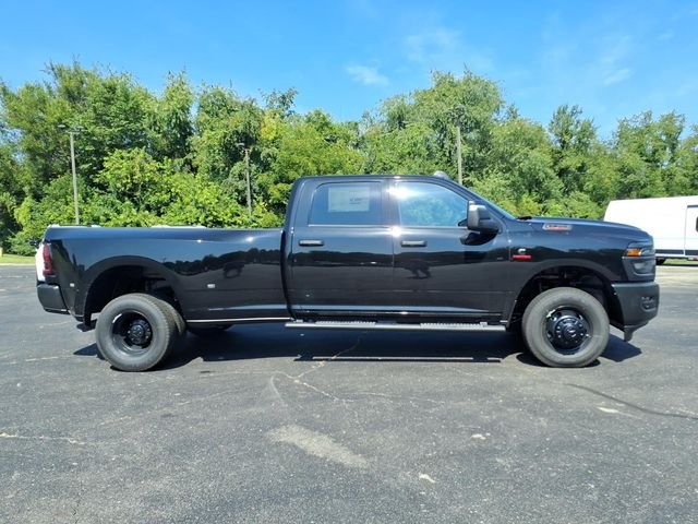 New 2026 Diamond Black Crystal Pearl-Coat Exterior Paint RAM Tradesman image 8