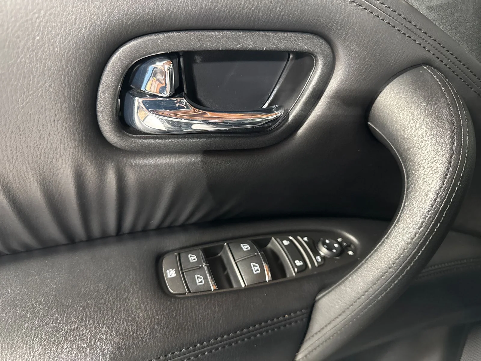 Used 2023 Super Black Nissan SV image 16
