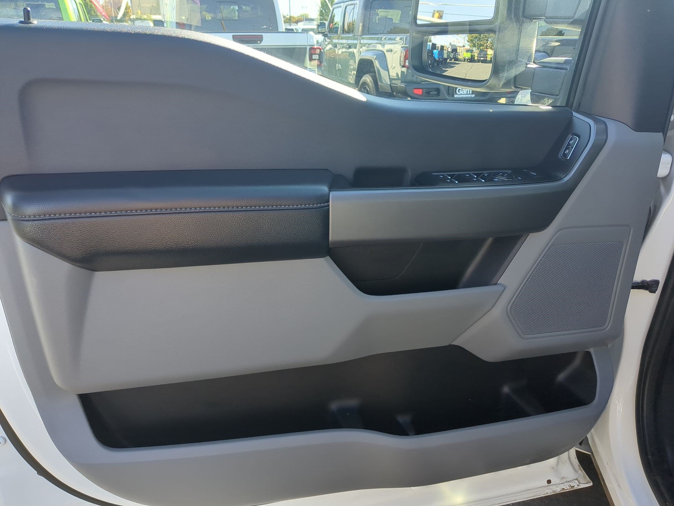 Used 2025 Oxford White Ford XLT image 13