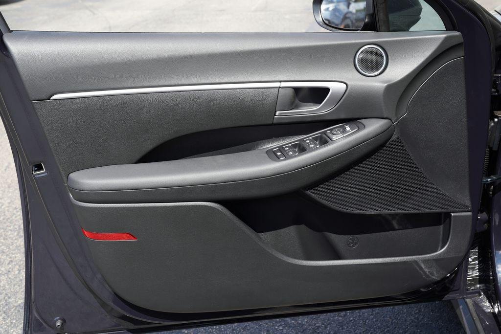 New 2026 Carbon Blue Hyundai SE image 8