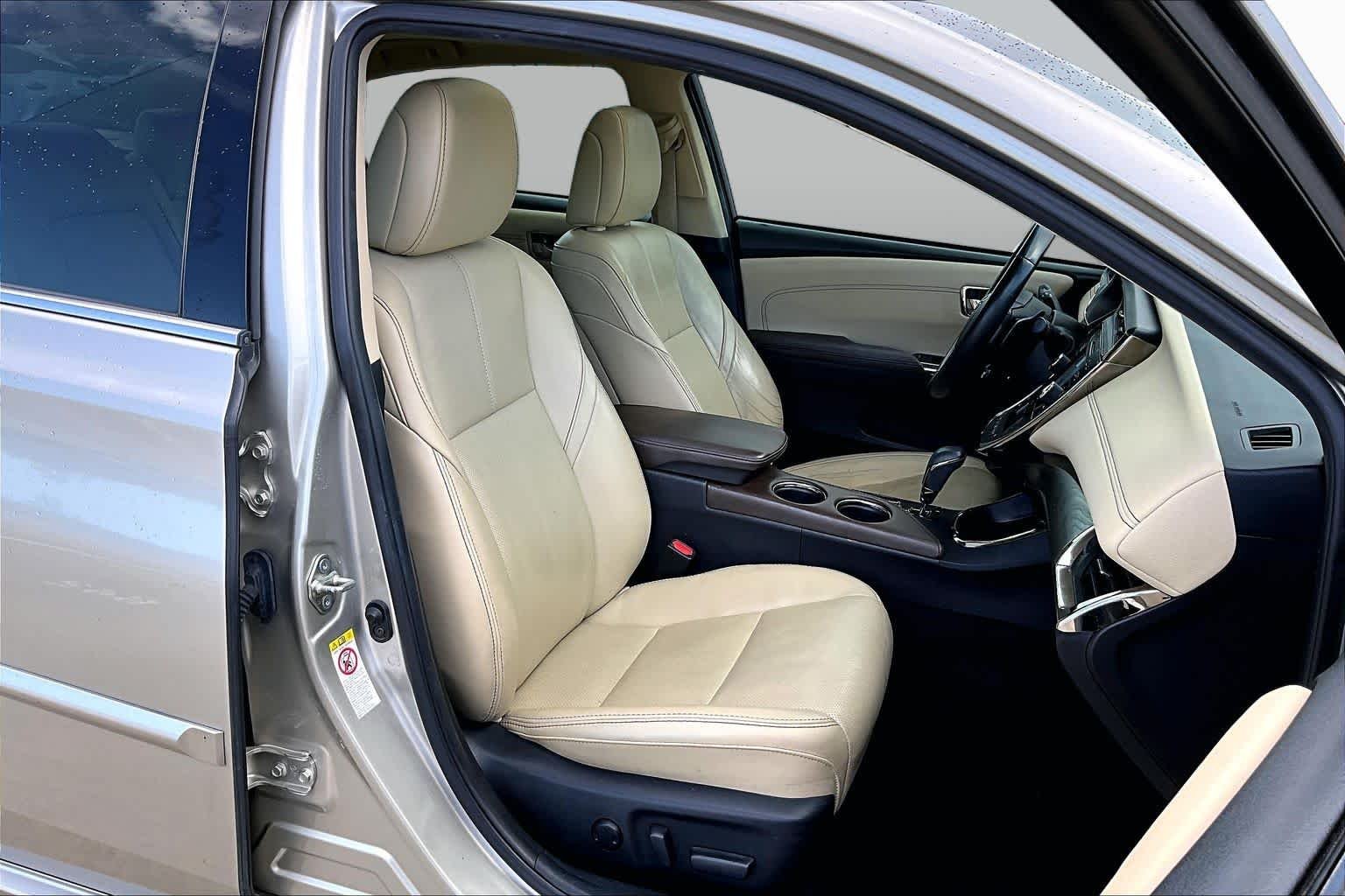 Used 2018 Creme Brulee Mica Toyota Limited image 9