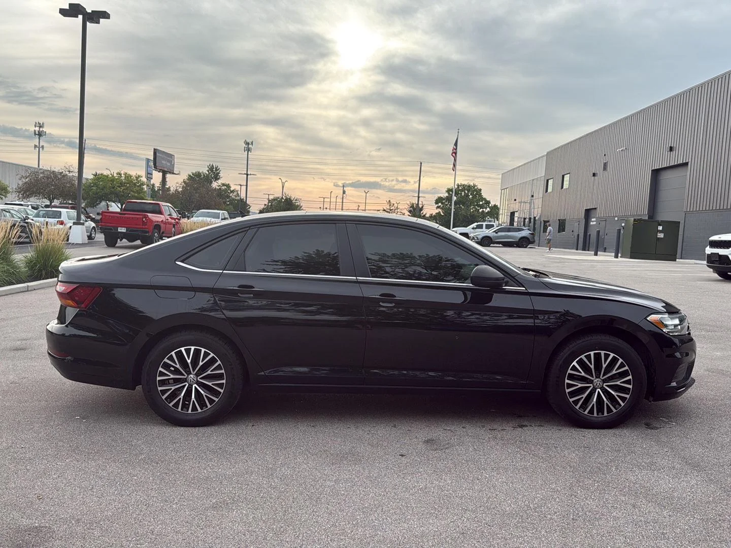 Used 2019  Volkswagen SE image 2