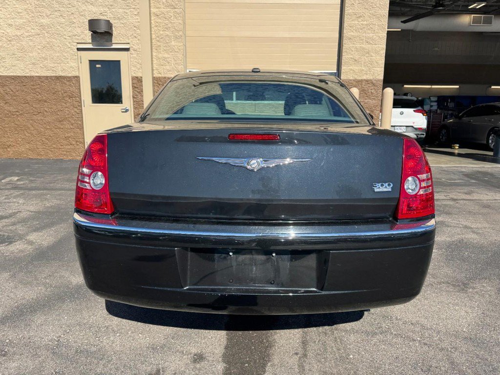 Used 2009 Brilliant Black Crystal Pearlcoat/Black Cloth Top Chrysler Limited image 4