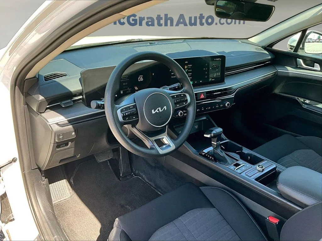 Used 2025 White Kia LXS image 17