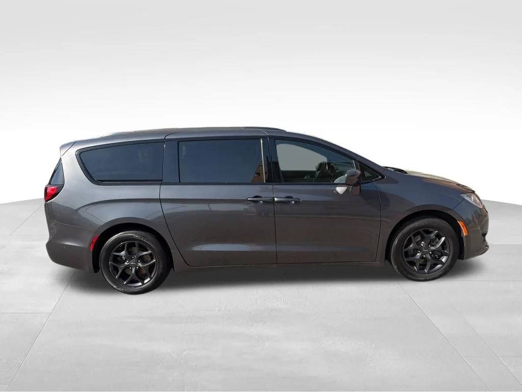 Used 2019 Gray Chrysler Touring L image 7